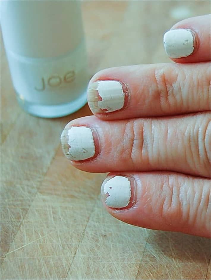 Instant nail glue for torn nails