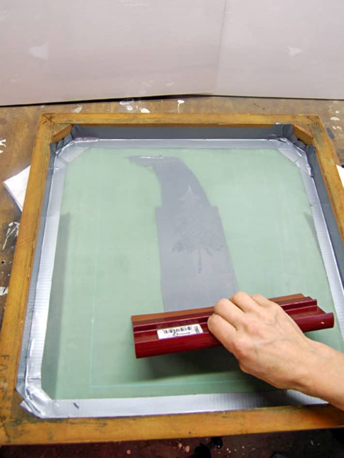 A complete, easy to follow guide to screen printing t shirts at home. Dragging paint over an image in printing.