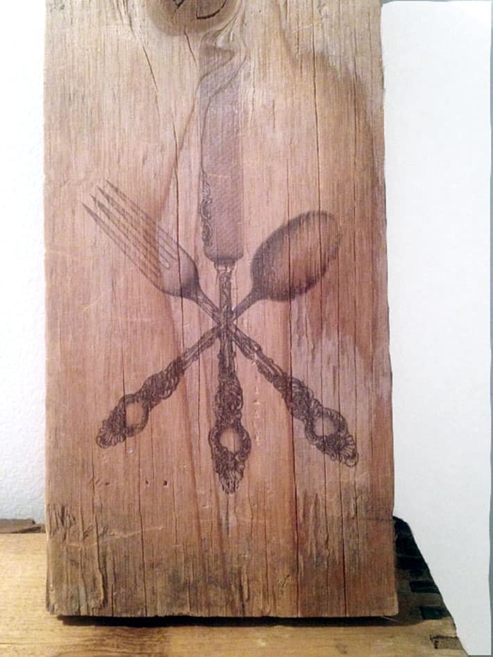 Very detailed image of cutlery on wood.