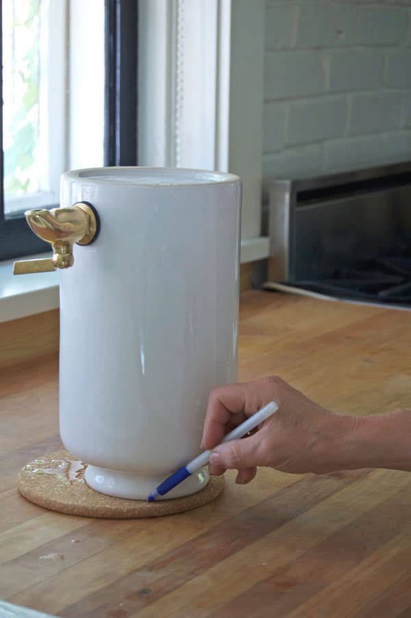 https://www.theartofdoingstuff.com/wp-content/uploads/2015/06/DIY-water-dispenser5.jpg