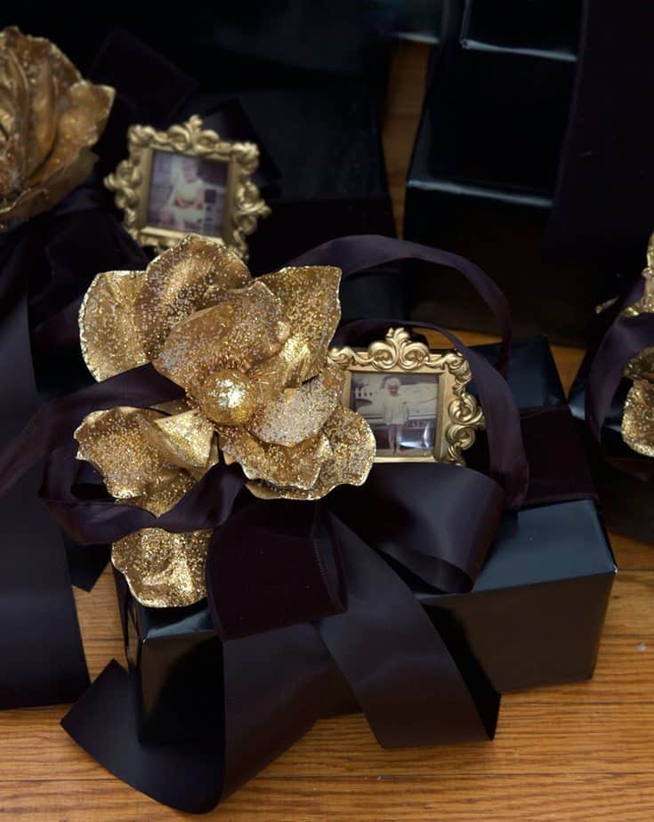 black-present-gold-flower