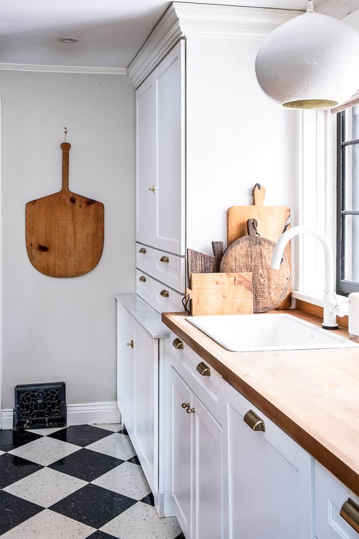 Clean, Hygienic Kitchen: Knife and Cutting Board Sanitizing Block