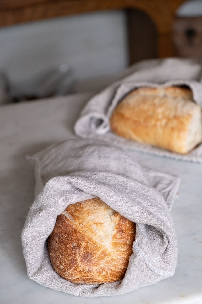 Testing the storage of fresh bread in linen bags.