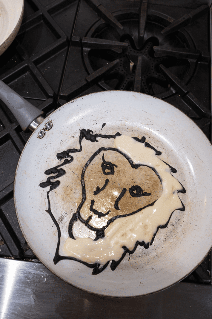 Easy line drawing lion pancake art.