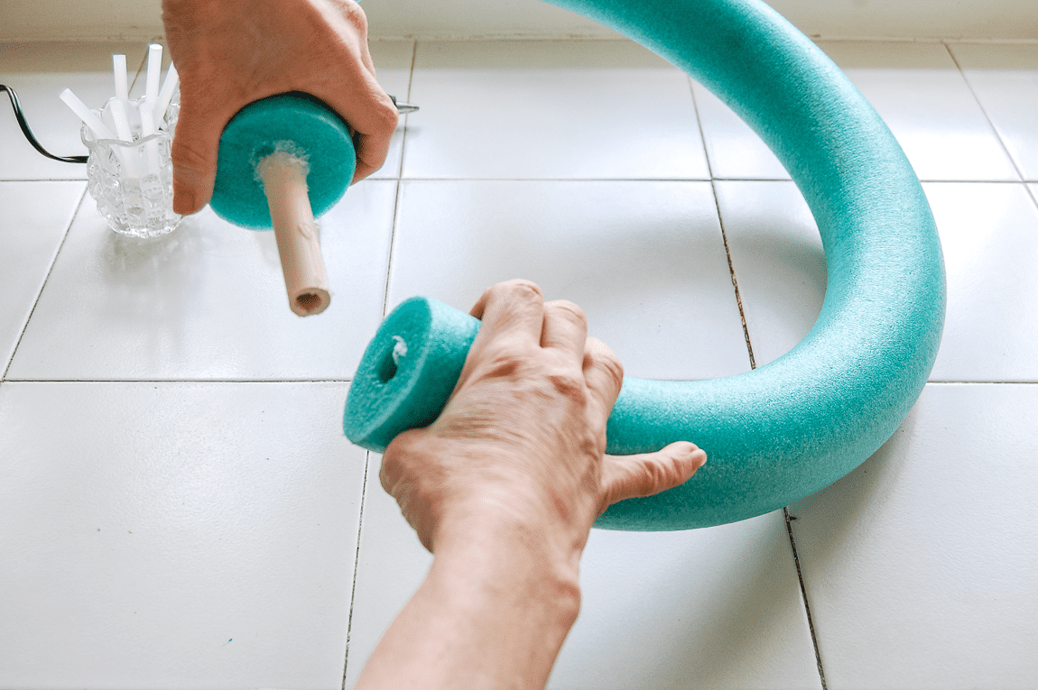 Pushing pool noodle with dowel in the centre together.